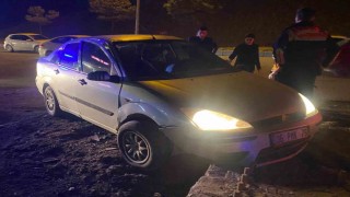 Kırıkkalede otomobil refüje çarptı: 4 yaralı