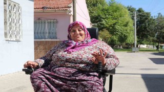 Kırılan tekerlekli sandalyesinin yenisini polis alıp hediye etti