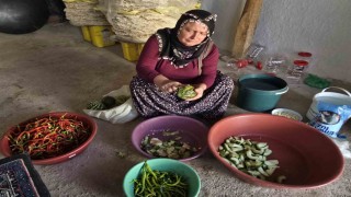 Kış hazırlıkları başladı turşu ve biberler kilerlerde yerini aldı
