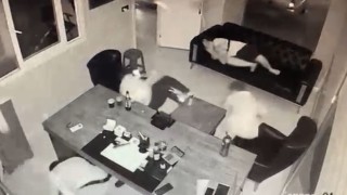 Kıskançlık yüzünden tetikçi tutmuş: Kurşunlar havada gezdi, içerde olanlar panik yaşadı