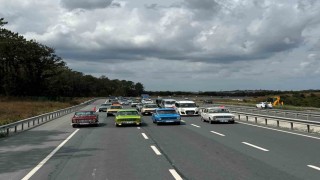 Klasik otomobil tutkunları Arnavutköyde bir araya geldi