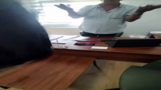 Kocaelide işten çıkarılan kadın, şantiye şefinin üzerine kaynar su döktü