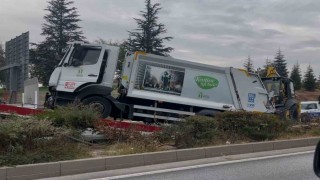 Kontrolden çıkan çöp kamyonu ağaçları yatırarak refüje çıktı