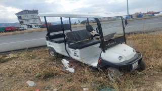 Kontrolden çıkan golf aracı yol kenarına savruldu, sürücü yaralandı