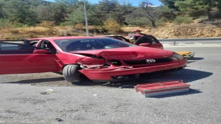 Kontrolden çıkan otomobil bariyerlere çarparken, 1 kişi yaralandı