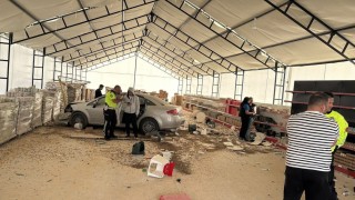 Kontrolden çıkan otomobil iş yerine girdi