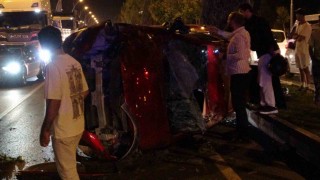 Kontrolden çıkan otomobil önce araca sonra refüje çarpıp karşı şeride geçti: 2 yaralı