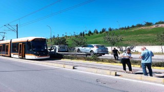 Kontrolden çıkan otomobil tramvay yoluna girdi, seferler aksadı