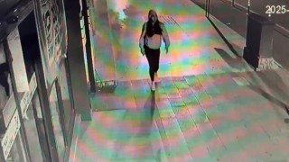 Kontrolden çıkarak işletmeye dalan otomobilin altında kalmaktan kıl payı kurtuldu