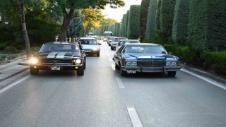 Konya Büyükşehirden huzurevindeki büyüklere klasik araçlar ve açık hava sinemasıyla nostaljik sürpriz