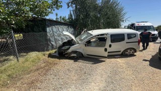 Konyada lastiği patlayan araç bariyerlere çarptı: 2 yaralı