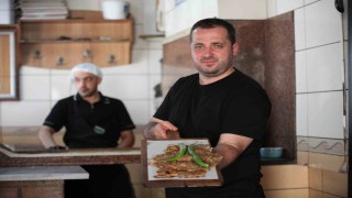 Konyalı ustalar, milli maç için Konyaya gelen misafirleri etliekmek yemeğe davet etti