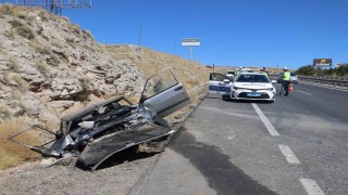 Köpeğe çarpmamak için direksiyonu kırdı, 3 yaralı