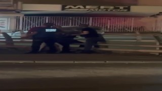 Köprülü kavşaktan kendisini atmak isteyen kadını polis engelledi