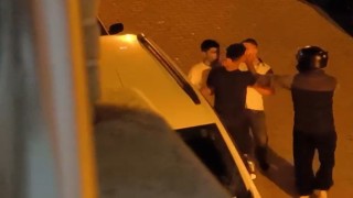 Köşeye sıkıştırdıkları genci önce dövüp sonra motor anahtarını aldılar