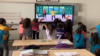 Köy okulunda akıllı tahta sevinci