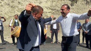 Köy yolu asfaltlandı, büyük sevinç yaşayan köylülüler çiftetelli oynadı