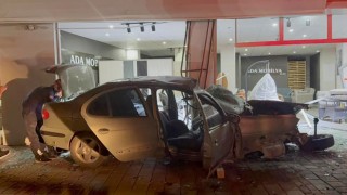 Kozan’da Kontrolden Çıkan Otomobil Mobilya Dükkanına Girdi