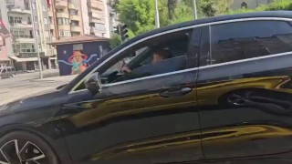 Küçük çocuğa trafikte otomobil kullandırdılar