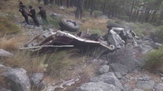 Küçükbaş hayvan yüklü kamyonet uçuruma yuvarlandı: 1 ölü