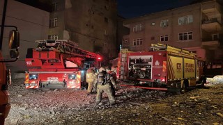 Küçükçekmecede 6 katlı binanın çatısındaki yangın korkuttu