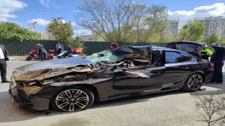 Küçükçekmecede hızını alamayan lüks otomobil park halindeki tırın altına girdi