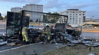 Küçükçekmecede kargo yüklü kamyonet alev alev yandı