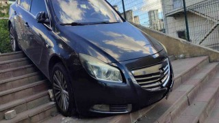 Küçükçekmecede sürücü fark etmediği merdivenlerde asılı kaldı