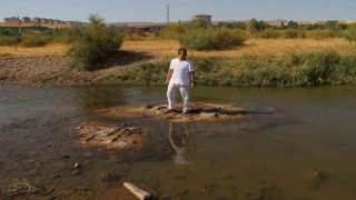 Kuraklık Türkiyenin en uzun nehrini de vurdu, zemin görüntü adacıklar ortaya çıktı