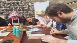 Kursiyerler geleneksel motifleri deri üzerine işledi