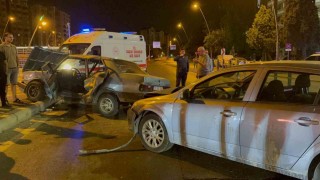 Kuş türü araba ortadan büküldü: 3 yaralı