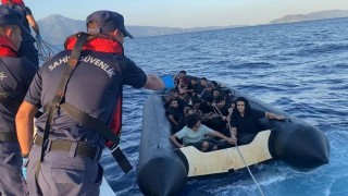 Kuşadası açıklarında 19 düzensiz göçmen kurtarıldı