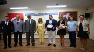 Kuşadasında hayırsever iş insanına eğitime destek plaketi