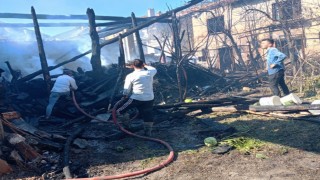 Kütahyada otomobil patladı, çıkan yangında 3 ev kül oldu