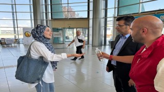 Kütahyaya gelen üniversite öğrencilerine otogarda sıcak karşılama