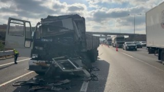 Kuzey Marmara Otoyolunda kamyon tıra çarptı: 1 yaralı
