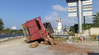 Lastiği patlayan tomruk yüklü kamyon devrildi, sürücü kazayı burnu bile kanamadan atlattı