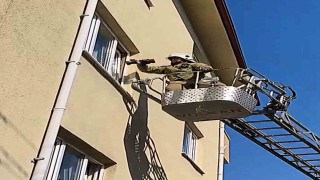 Lavaboda felaşan şahıs, evin camı kırılarak kurtarıldı