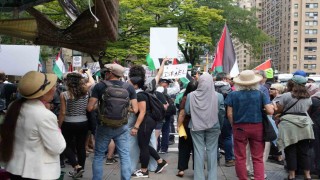 Liderler BMde hitap ederken BM çevresinde Filistin protestosu