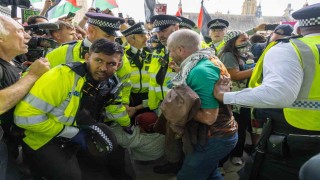 Londrada düzenlenen Filistine destek gösterisinde 890 kişi gözaltına alındı