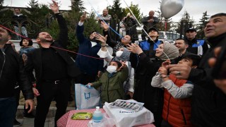 Lösemi hastalığını atlatan Talha Sıraç polis ağabeyleriyle balon uçurdu