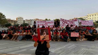 Lüleburgaz Belediyesi önünde oturma eylemi: Eylemciler siyah çelenk bıraktı