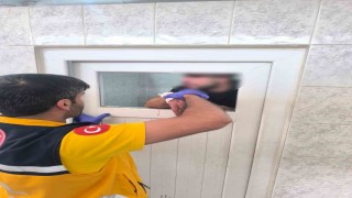 Madde krizine giren kişi caminin tuvalet camlarını parçaladı