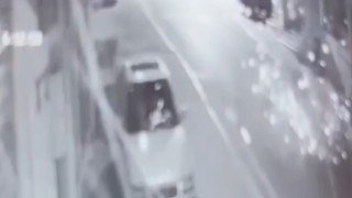 Mahalleyi ayağa kaldıran patlama: Elindekini atıp kaçtı