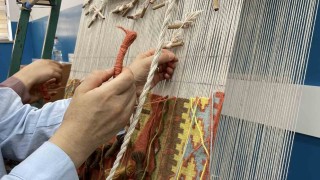 Makineyle bir günde üretilirken, alıcılar el işçiliği kilimler için 1 yıl beklemeyi göze alıyor