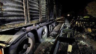 Malatya-Adıyaman karayolunda çekici alev aldı