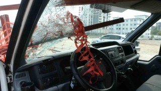 Malatyada feci kaza: Demir korkuluk sürücünün kafasına saplandı