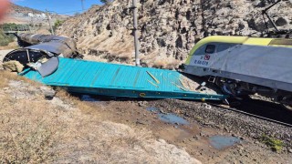 Malatyada iki yük treni kafa kafaya çarpıştı: 1 yaralı