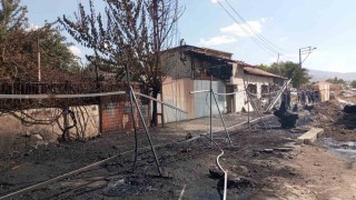 Malatyada inşaat şantiyesinde çıkan yangın evlere sıçradı