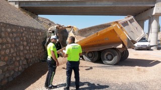 Malatyada kontrolden çıkan hafriyat kamyonu istinat duvarına çarptı: 1 ölü